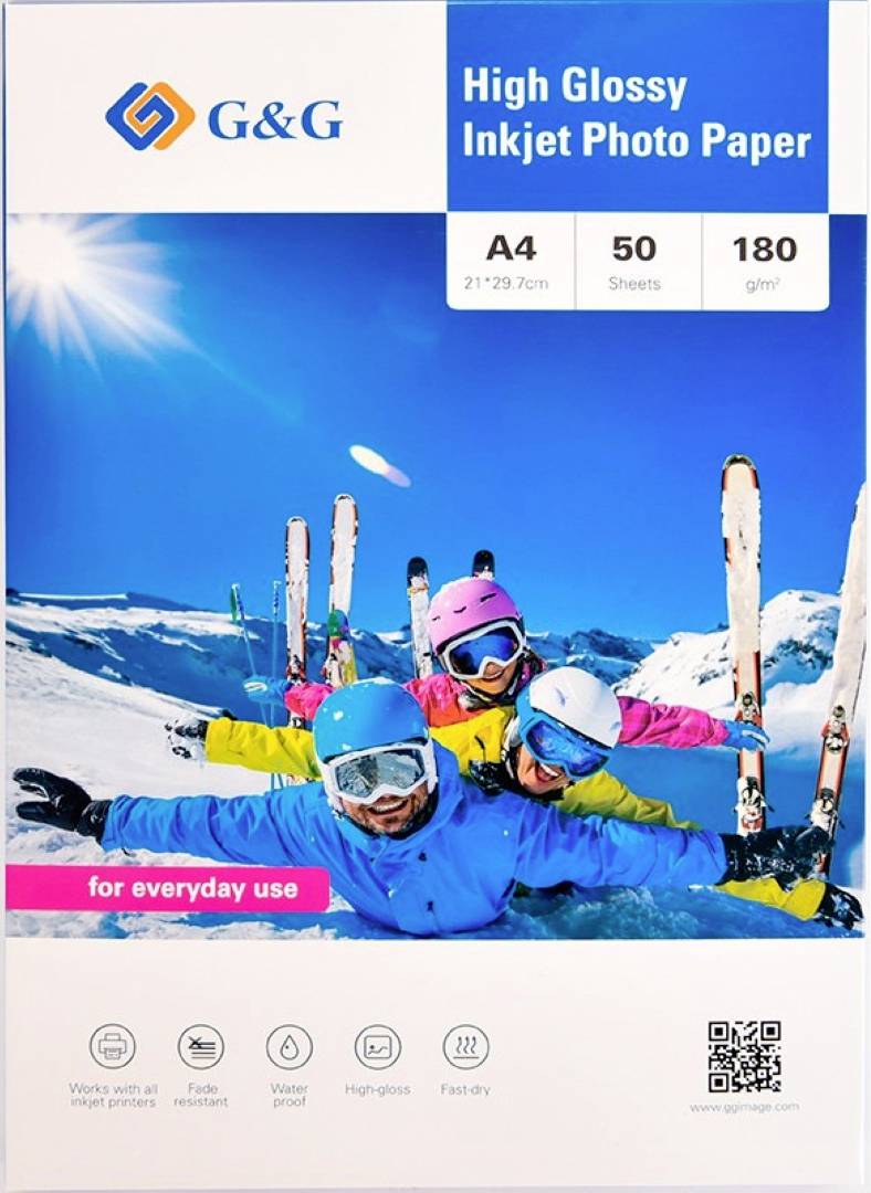 Lyžaři v barevném oblečení sjíždějící zasněžený svah. Obal fotopapíru G&G High Glossy Inkjet: formát A4, 50 listů, 180 g/m².