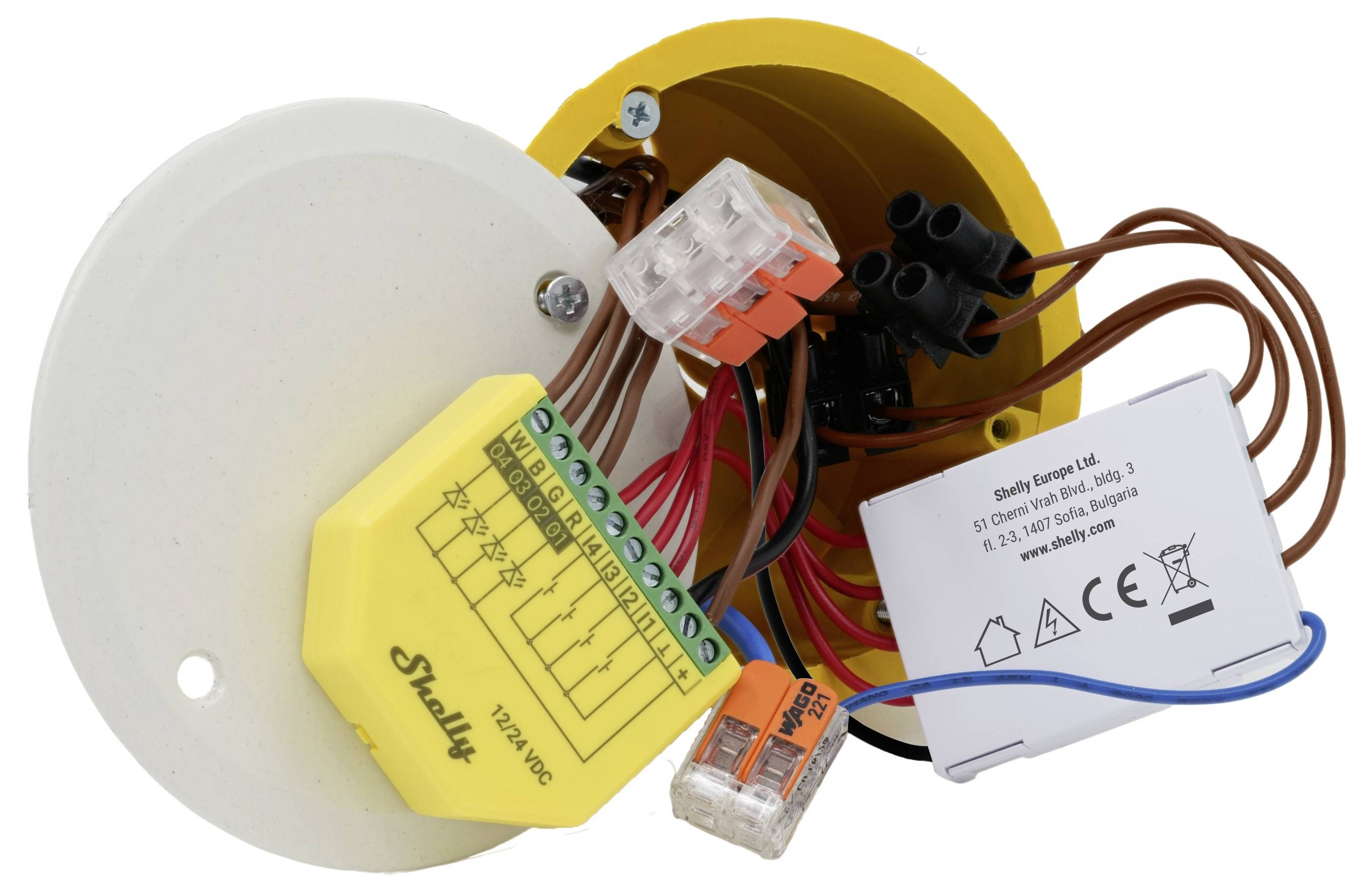 Elektrická přípojná krabice s komponentami vedení, svorkovnicemi a kondenzátorem používaná pro připojování a organizaci elektrických obvodů.