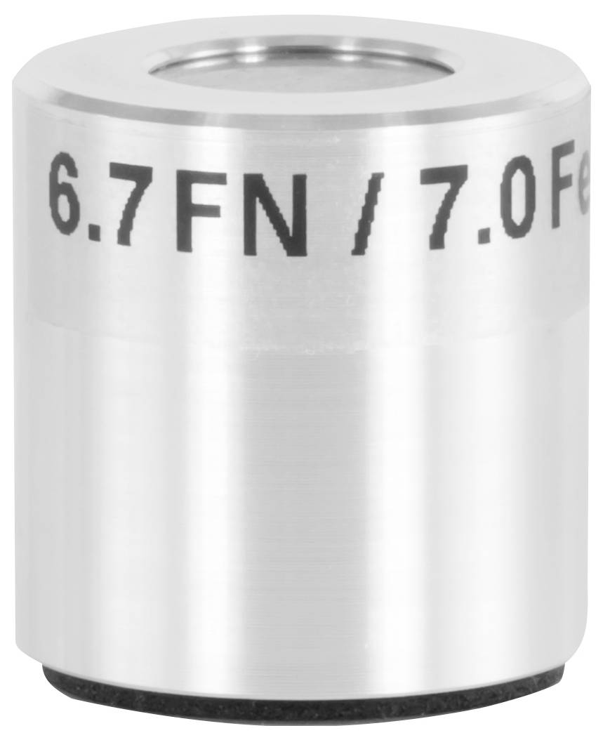 Detailní snímek stříbrné válcové kovové součástky označené '6.7FN/7.0F' s prohlubeným horním otvorem a černým základním kroužkem.