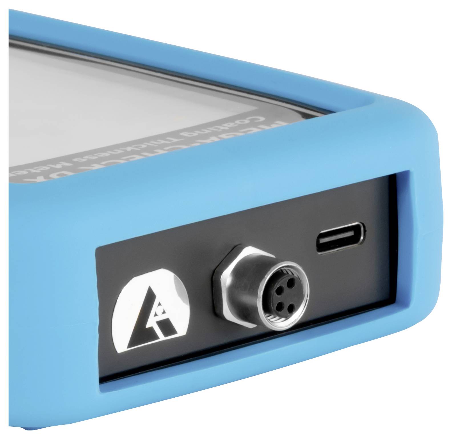 Detailní záběr na roh modrého přenosného zařízení zobrazující černý konektor s kulatým portem a USB-C portem.