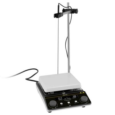 Laboratorní horká deska s magnetickým míchadlem, digitálním ovládacím panelem, dvěma ovládacími knoflíky a připevněnou podpornou tyčí na bílém pozadí.