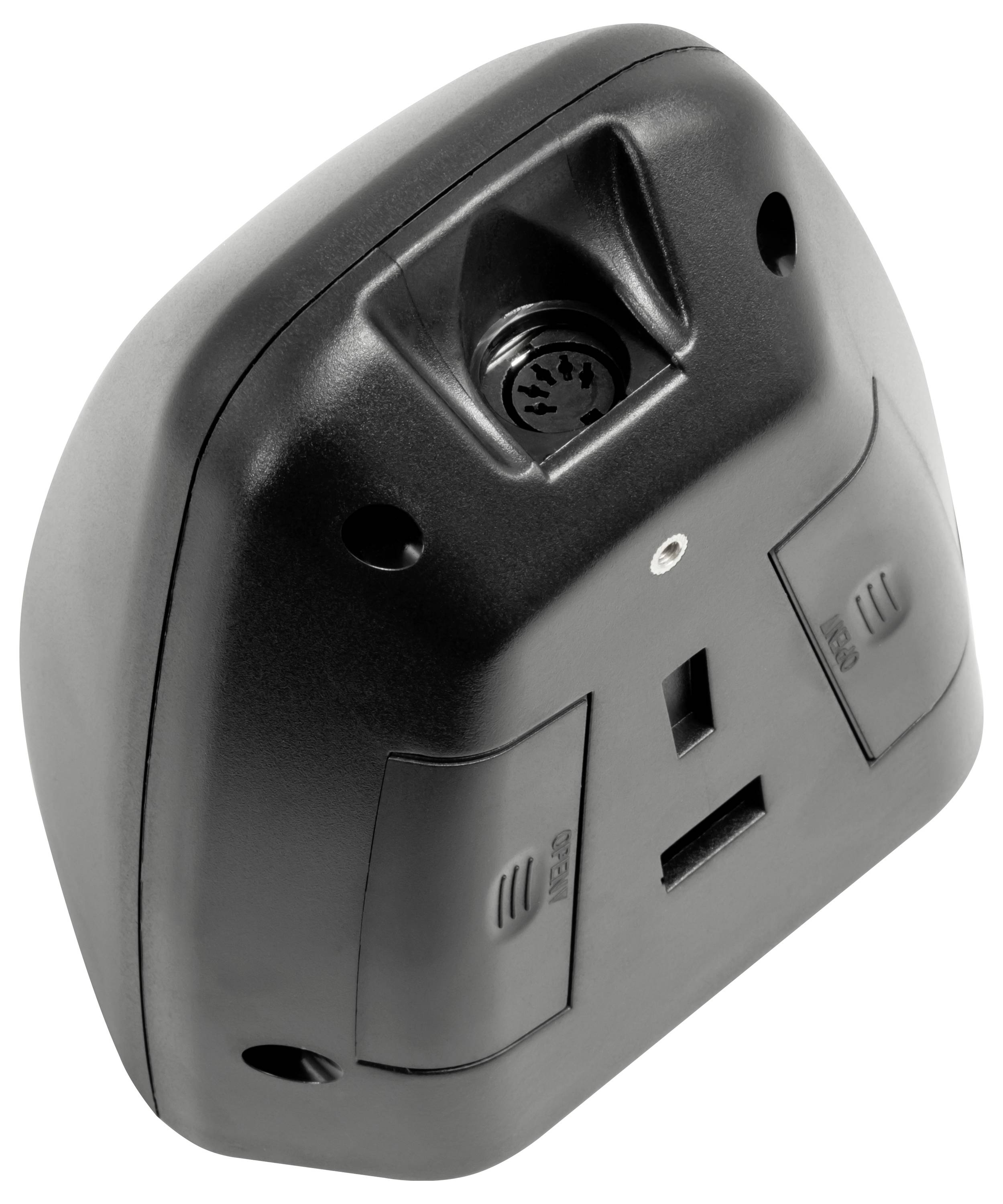 Černý kryt zásuvky se zásuvkou ve stylu UK se třemi kolíky, USB porty a dvěma spínači na bílém pozadí