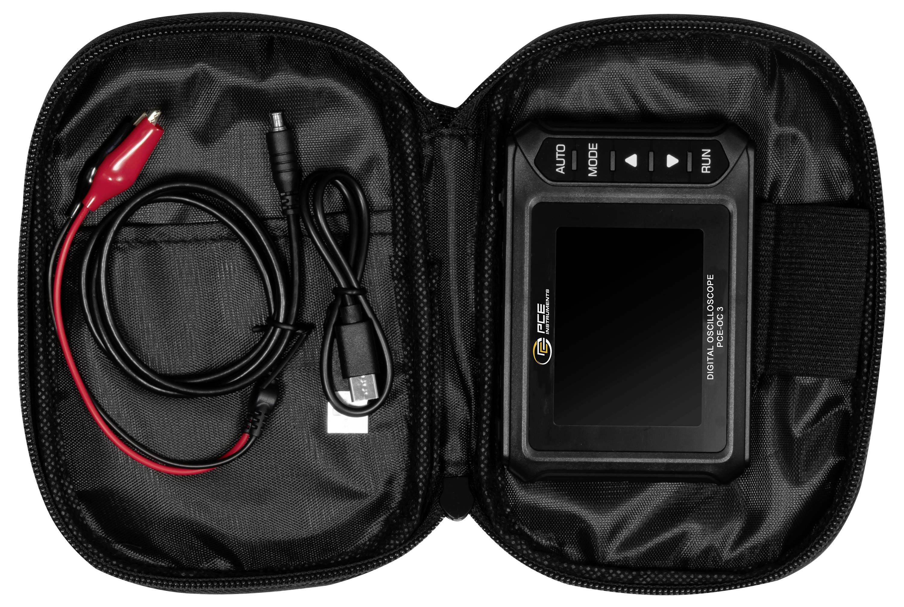 Otevřený černý pouzdro na zip s přenosným digitálním automatikem testérem obvodu a připojeným červeno-černým kabelem se svorkami a USB kabelem