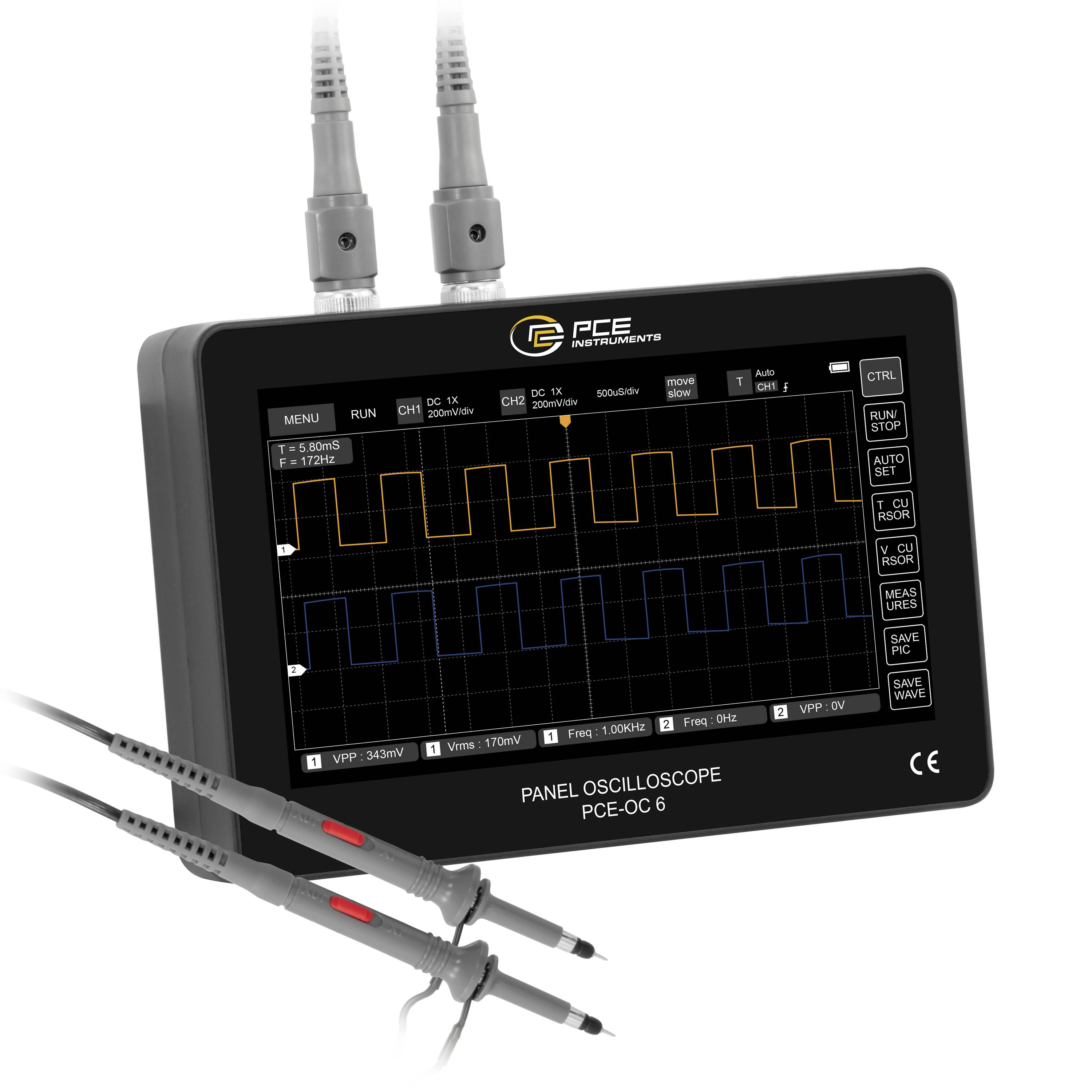 Panelový displej osciloskopu zobrazující dva signály čtvercové vlny, s sondami připojenými k jednotce a nápisem "PANEL OSCILLOSCOPE PCE-OC 6" na rámečku.