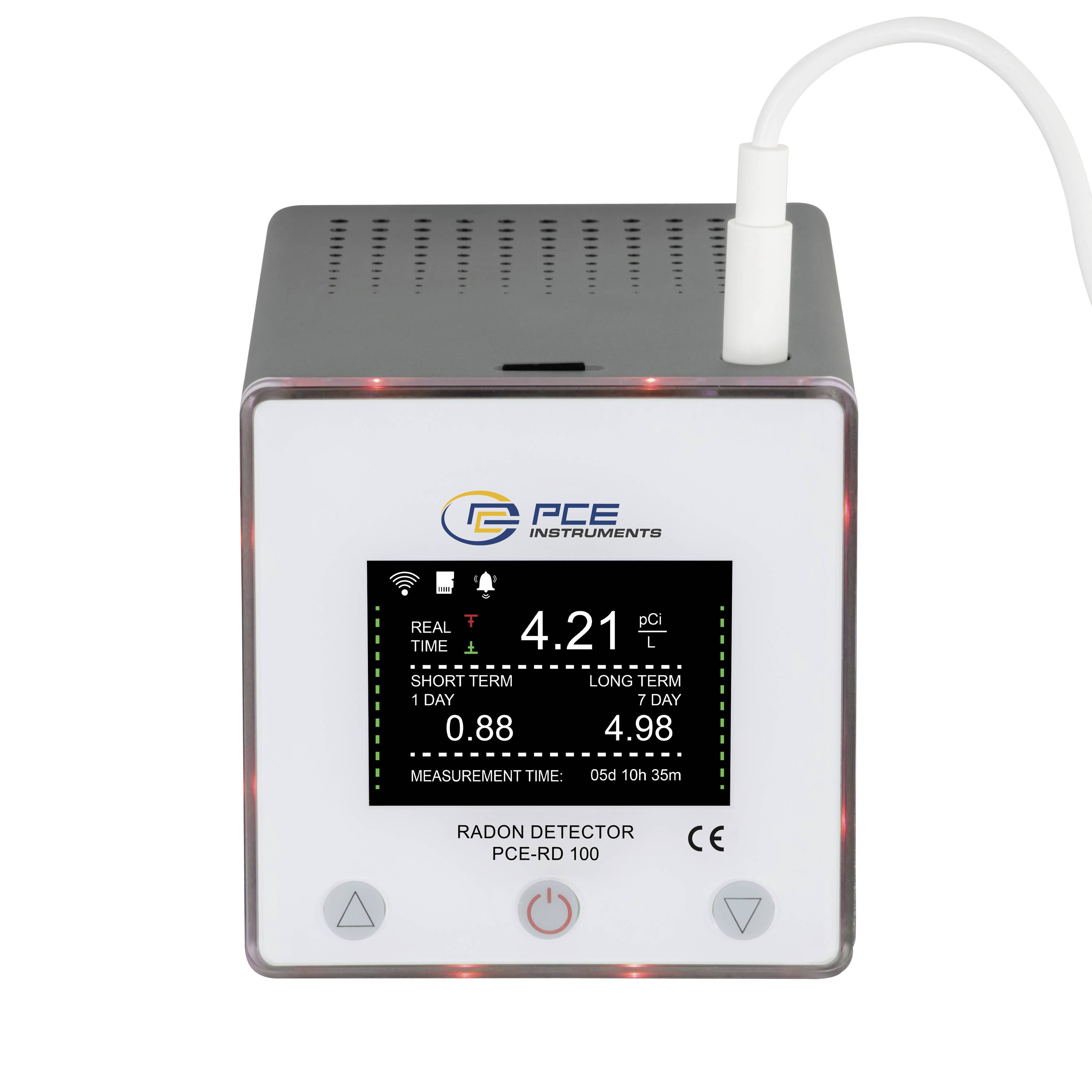 Přední pohled na detektor radonu od PCE Instruments zobrazující hodnotu 4,21 pCi/L s krátkodobými hodnotami za 1 den a dlouhodobými hodnotami za 7 dní na displeji.
