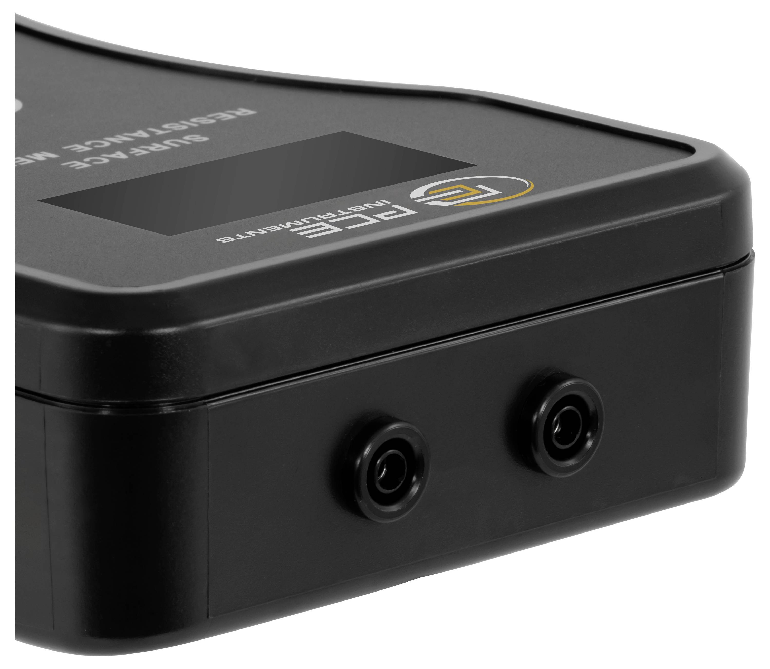 Černá plastová skříň elektroniky se skloněným víkem a dvěma kulatými porty na přední straně, zobrazená na bílém pozadí.