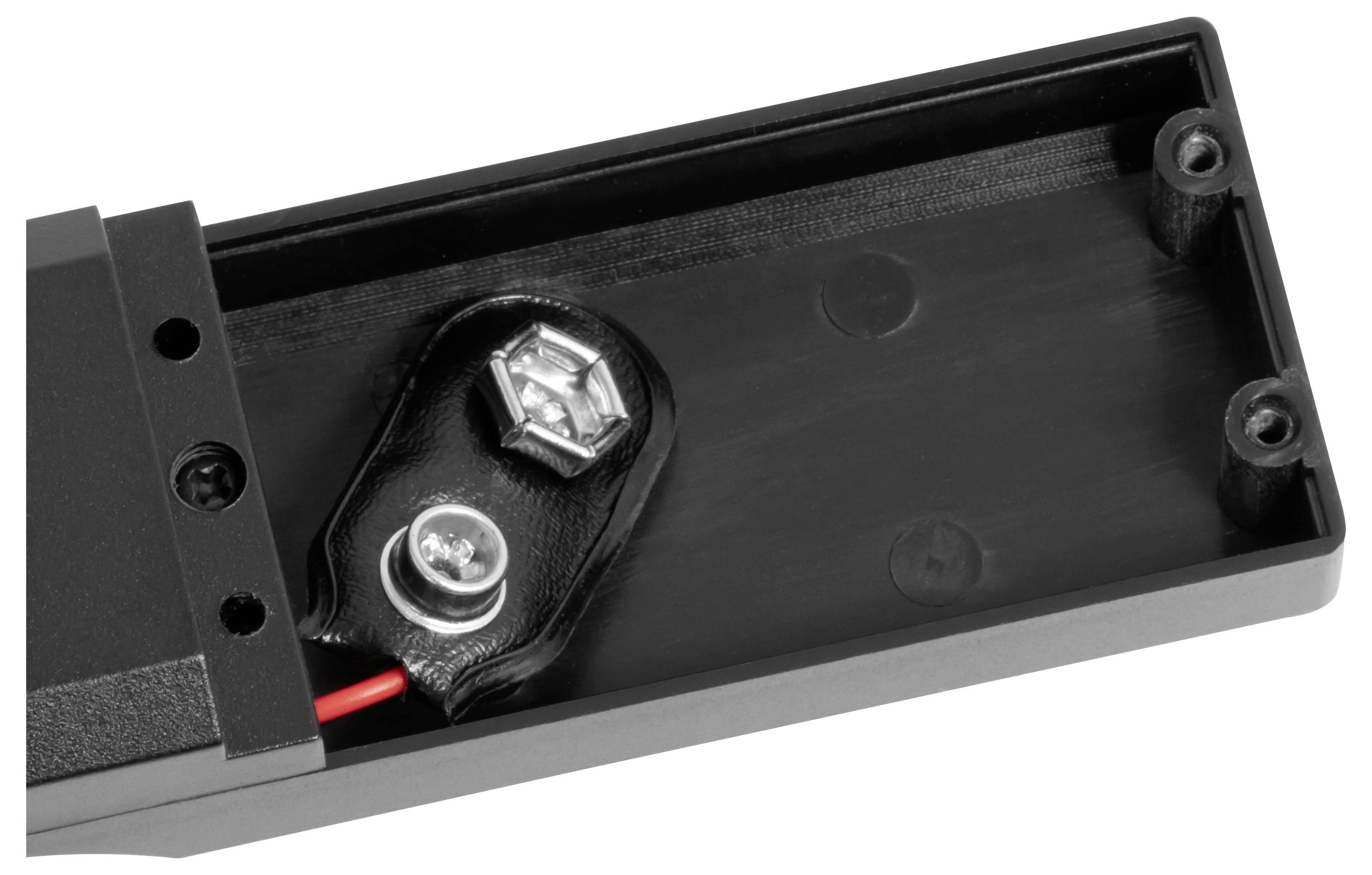 Otevřená černá plastová elektronická skříň ukazující namontovaný akumulátorový kontakt s červeným vodičem a šroubovým připojením uvnitř.