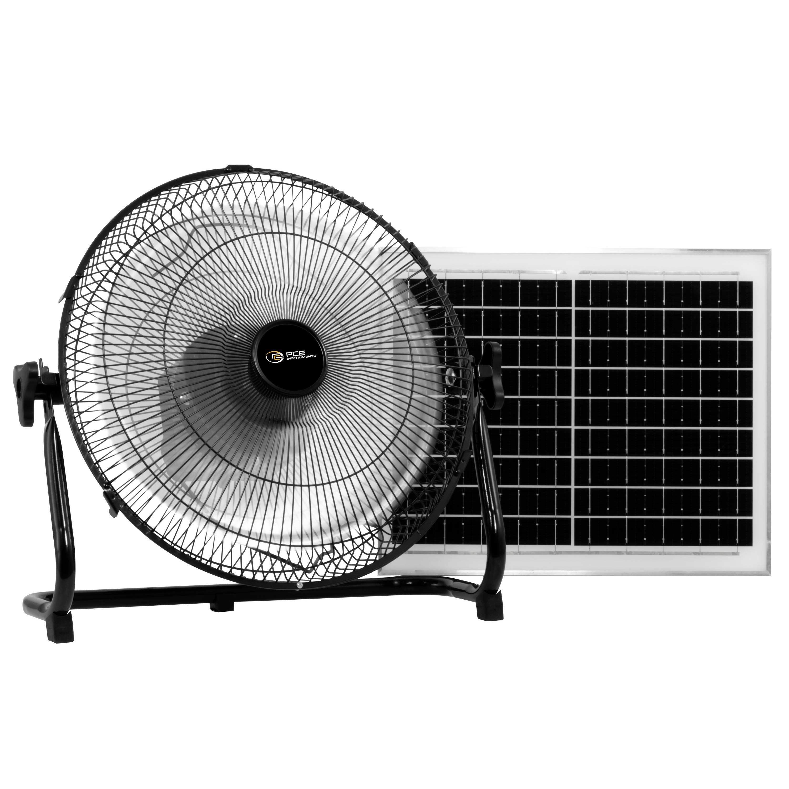 Černý kovový podlahový ventilátor před obdélníkovým solárním panelem, což naznačuje ventilátor poháněný sluneční energií.