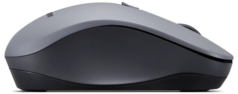 Šedá počítačová myš zobrazená z boku, zdůrazňující její hladký, ergonomický design se dvěma viditelným tlačítky nahoře.