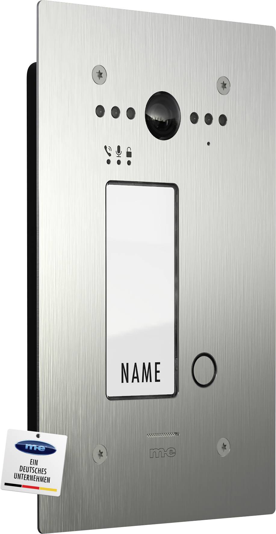 Interfonní panel s kamerou, reproduktorem a tlačítkem. Oblasť se jmenovkou je označena 'NAME'. Stříbrné provedení s logem společnosti.