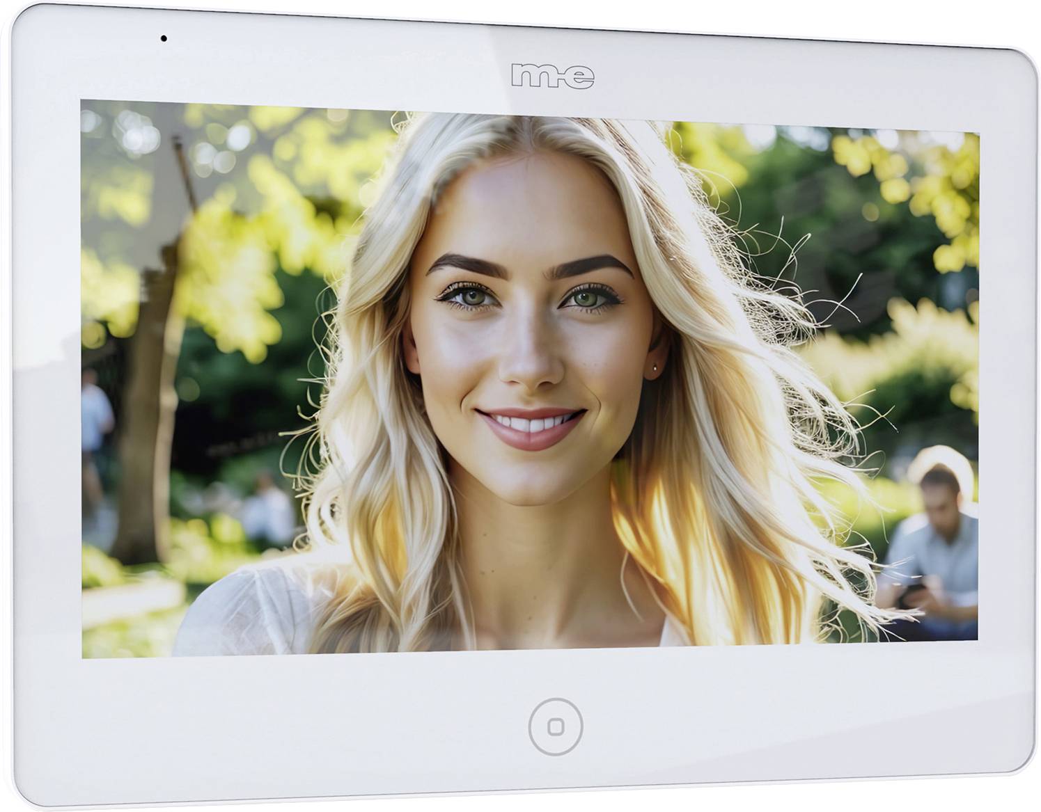 Digitální fotorám zobrazující portrét usměvavé osoby s dlouhými blond vlasy, postavenou před rozmazaným venkovním pozadím se zelení.