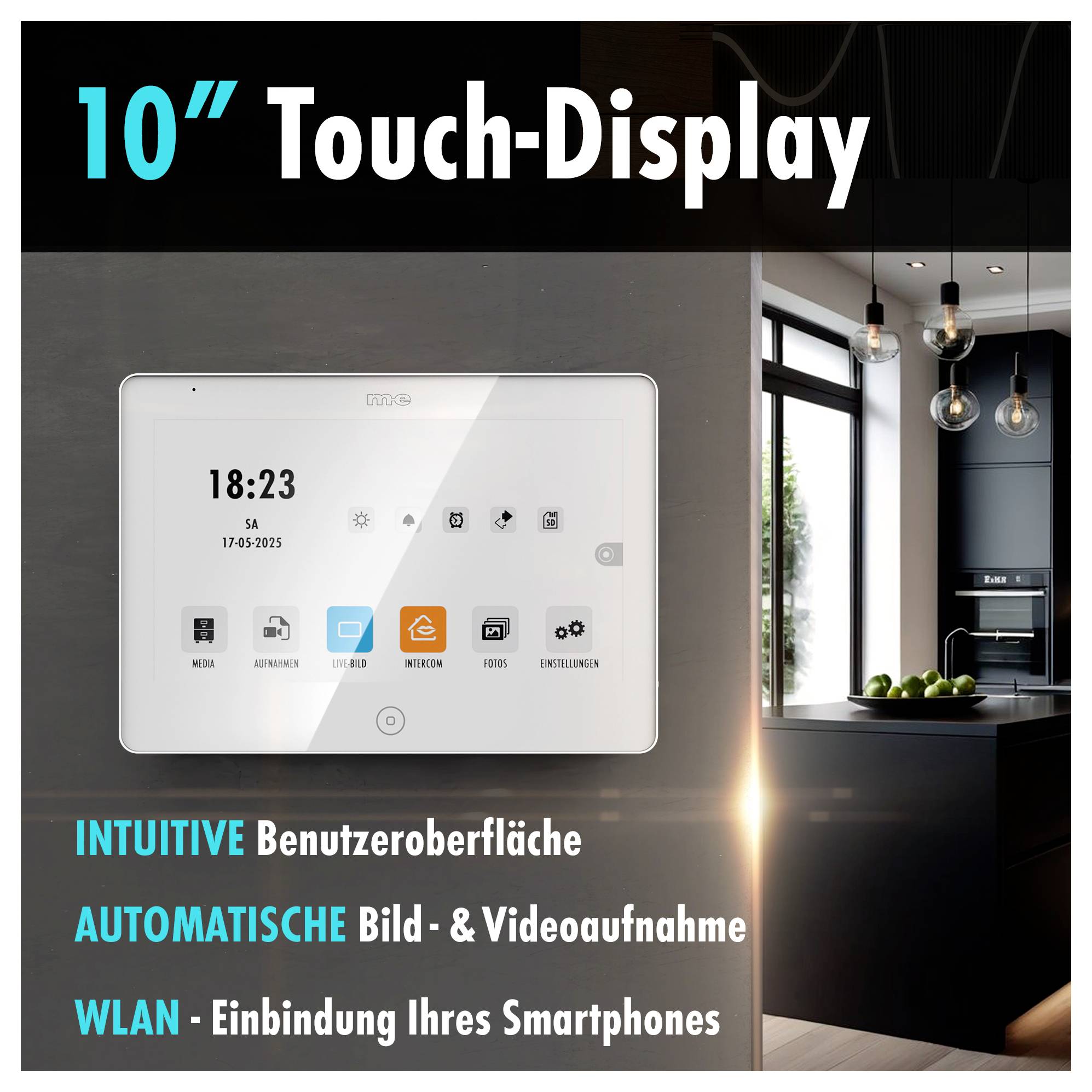 10palcový dotykový displej na zdi zobrazuje ikony ovládání domácnosti a čas. Text zdůrazňuje intuitivní rozhraní, automatické zachycování médií a integraci smartphonu přes WLAN. Moderní prostředí kuchyně.
