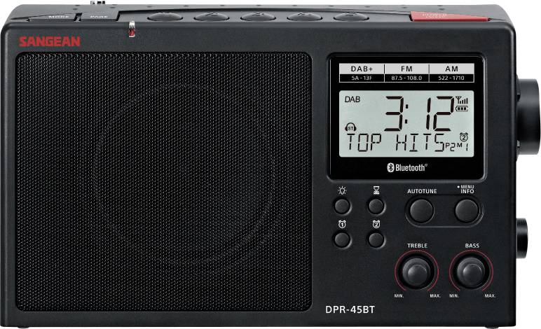 Digitální rádio zobrazující „DAB", „15:12" a „Top Hits". Na přední straně má pásma FM/AM, Bluetooth a ovládací knoflíky tónu.