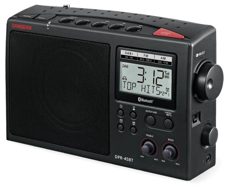 Rádio s digitálním displejem zobrazujícím '3:12' a 'Top Hits'. Obsahuje pásma DAB, FM, AM, Bluetooth a ovládací prvky pro hlasitost, výšky a basy.