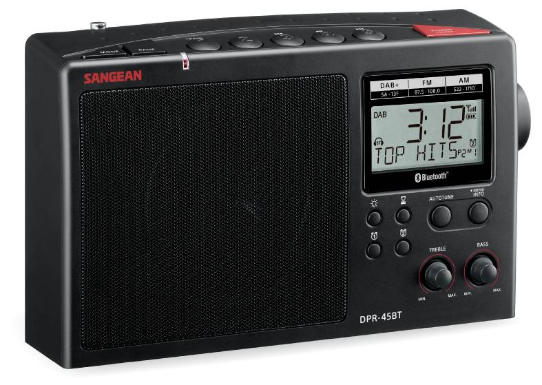 Černé digitální rádio zobrazující čas "3:12" s možnostmi ladění DAB, FM a AM. Jsou viditelná tlačítka pro hlasitost, ladění a předvolby.