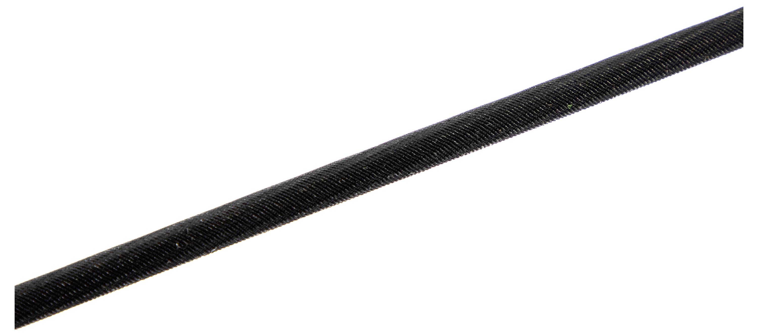 Černý válcový kabel s strukturovaným povrchem je diagonálně orientován proti bílému pozadí.