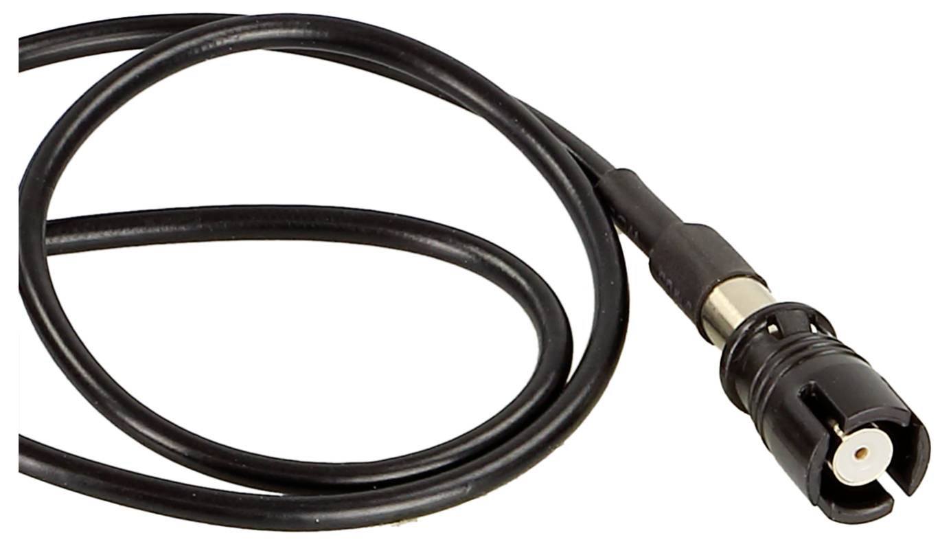 Černý koaxiální kabel s konektorovým zástrčkou na jednom konci, zobrazen v cívce na bílém pozadí.