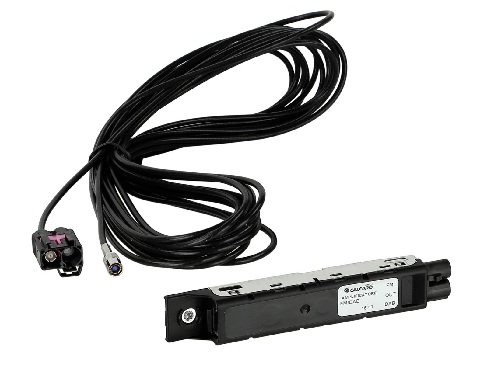 Černý koaxiální kabel s konektory vedle malého obdélníkového automobilového elektronického modulu na bílém pozadí.