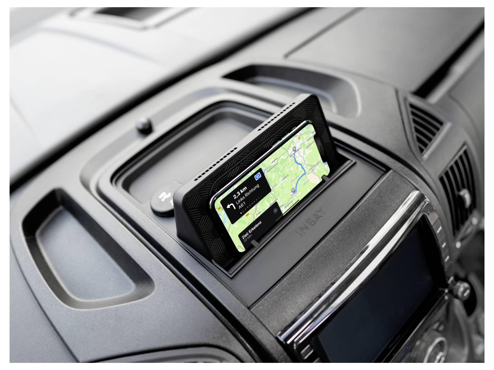 Navigační obrazovka GPS v automobilovém palubním systému zobrazující mapu trasy a podrobné pokyny pro jízdu krok za krokem.