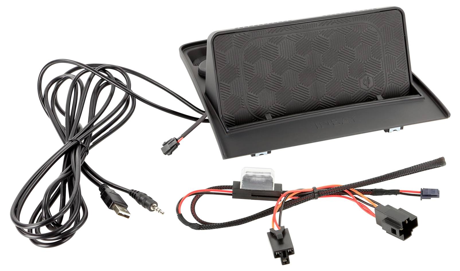 Černý organizační tray připevněný na přístrojové desce s integrovaným USB portem, kabelem a elektrickým svazkem na bílém pozadí.