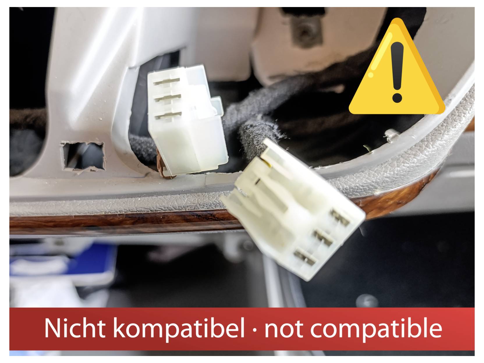 Detailní záběr dvou nekompatibilních elektrických konektorů s ikonou varování a textem "Nicht kompatibel · not compatible" na červeném pásu.
