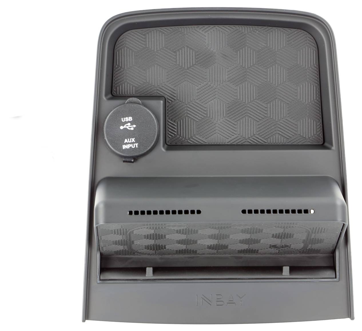Detailní záběr šedého panelu konzoly auta InBay s krytkou portu USB/AUX a strukturovanou zásobovací přihrádkou.