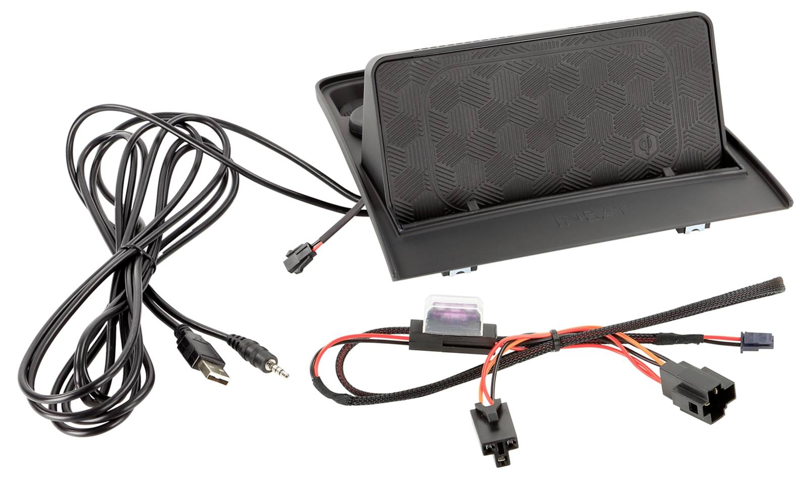 Souprava pro uchycení telefonu na palubní desku s drátěnými kabely USB a napájení na bílém pozadí.