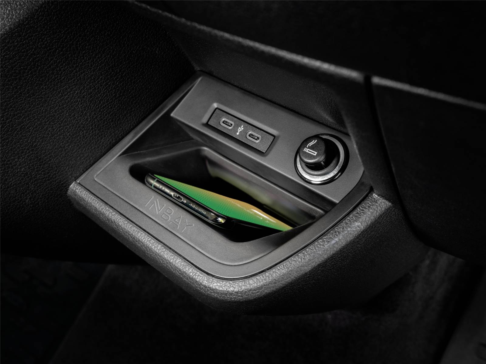 Organizér do přední středové konzole automobilu se dvěma porty USB a zásuvkou 12V, určený pro uložení smartphone a karet.