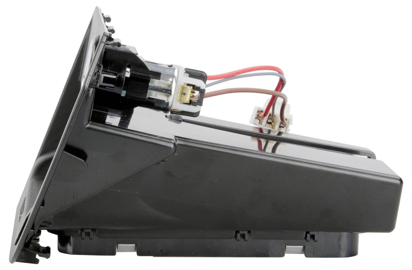 Boční pohled na černé elektronické zařízení s velkou skloněnou přední deskou, exponovaným interním motorem a viditelným vnitřním propojením na bílém pozadí.