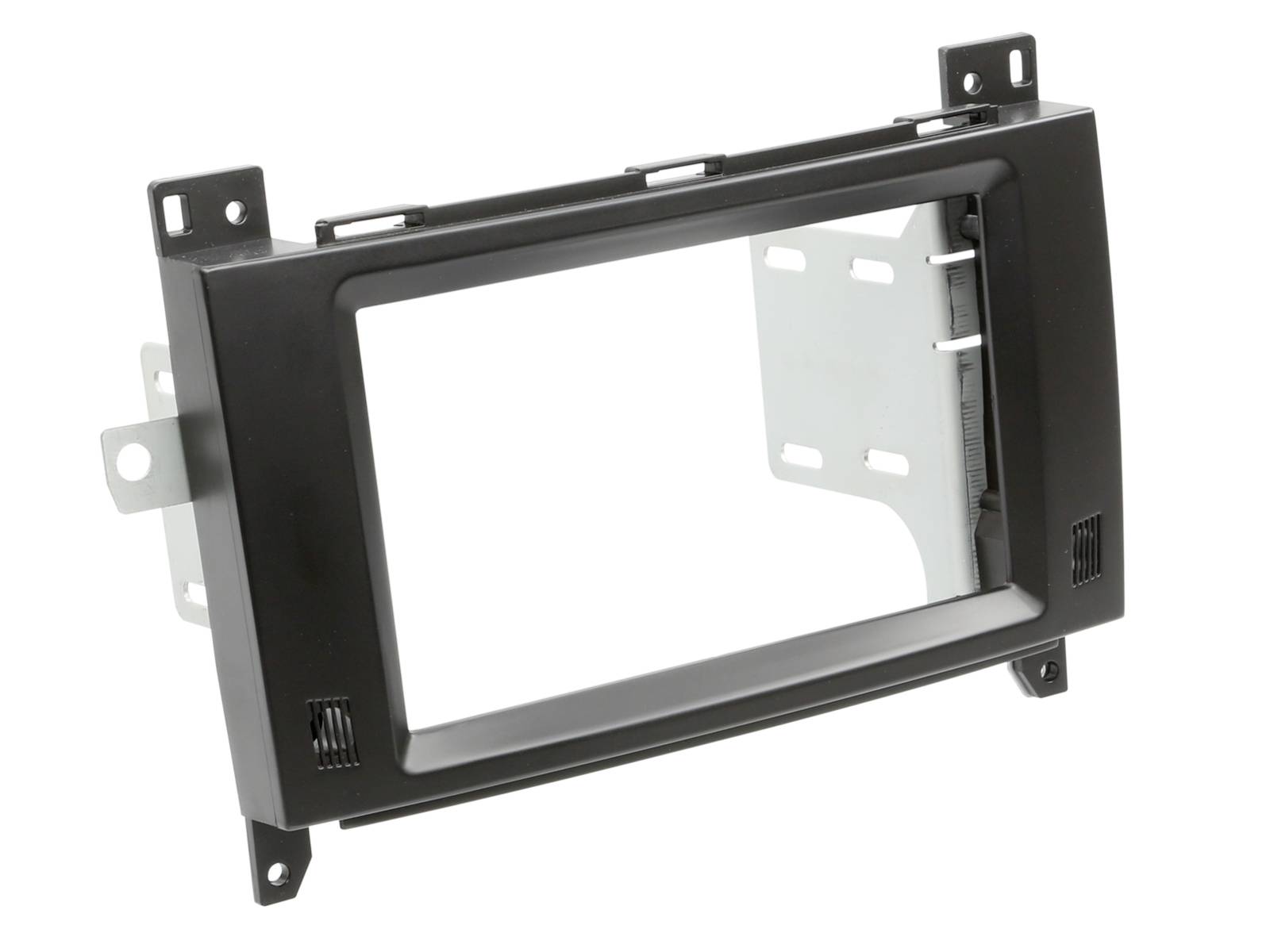 Černá obdélníková souprava pro montáž autorádií do palubní desky s kovovými konzolami a bočními ušima na bílém pozadí.