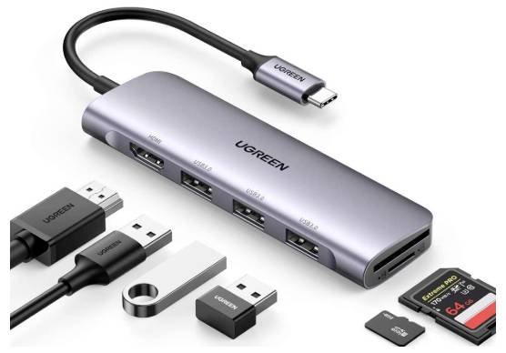 'Obrázek USB-C hubu UGREEN s více porty včetně HDMI, USB-A a čteček karet. V blízkosti jsou zobrazeny různé konektory a paměťové karty.'