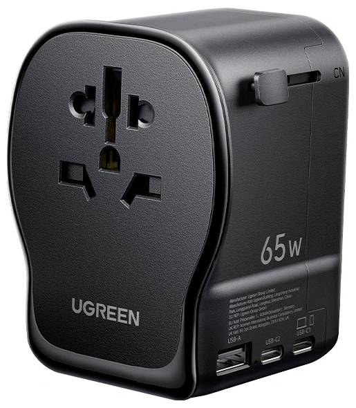 Černý univerzální cestovní adaptér UGREEN s označením výkonu 65W, vybavený různými typy zástrček a USB porty pro nabíjení více zařízení.