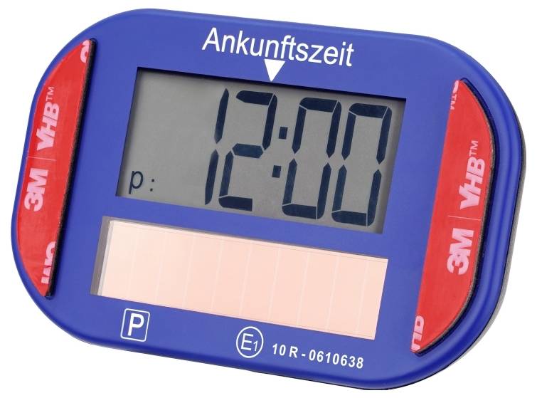 Digitální parkovací kotouč zobrazuje text „Ankunftszeit" a ukazuje čas 12:00. Kotouč je modrý s červenými samolepicími pásky.