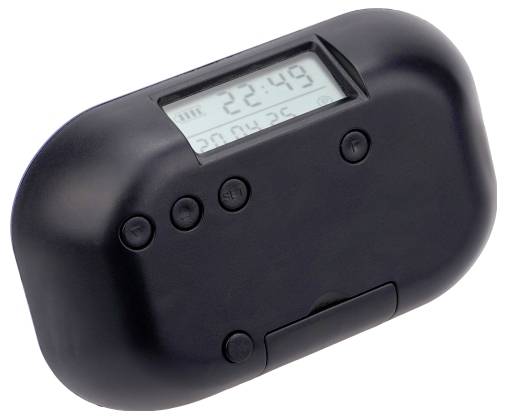 Černé digitální hodiny zobrazující „22:49" a datum v kalendáři na LCD displeji s několika ovládacími tlačítky pod displejem.