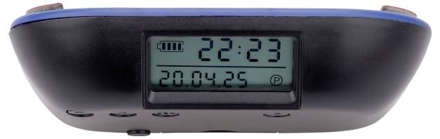 Digitální zobrazení hodin ukazuje "22:23" s ikonou baterie, datem "20.04.25" a symbolem parkování, umístěné v černém a modrém pouzdře.