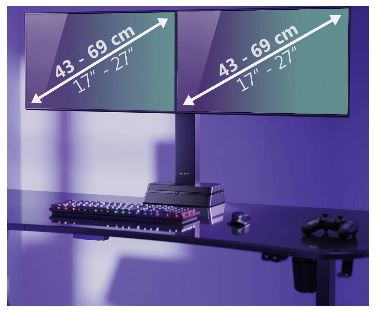 Dvě monitory na stole, nastavitelné mezi 43-69 cm (17"-27"). Klávesnice a herní ovladač na stole.