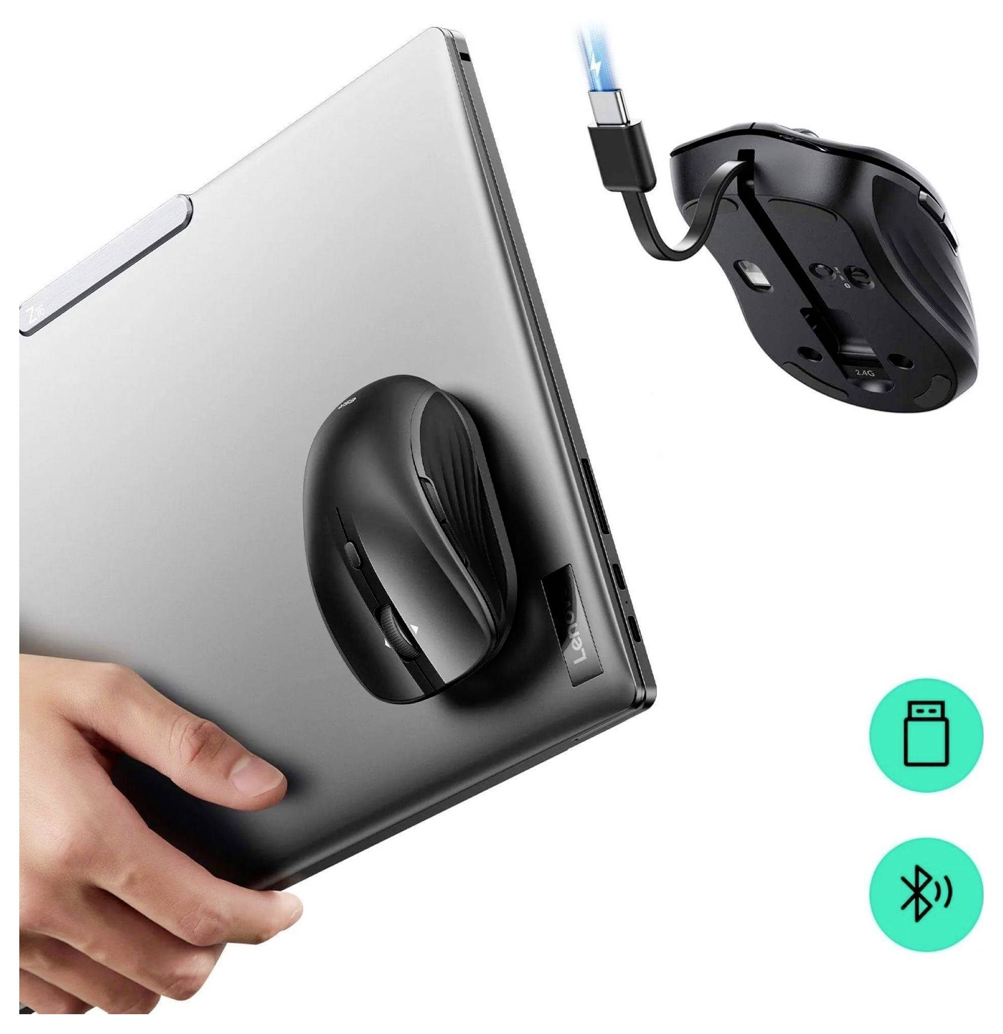 Ruka drží laptop s myší magneticky připevněnou na jeho straně; poblíž se nachází myš s ikonami USB a Bluetooth pod ní.