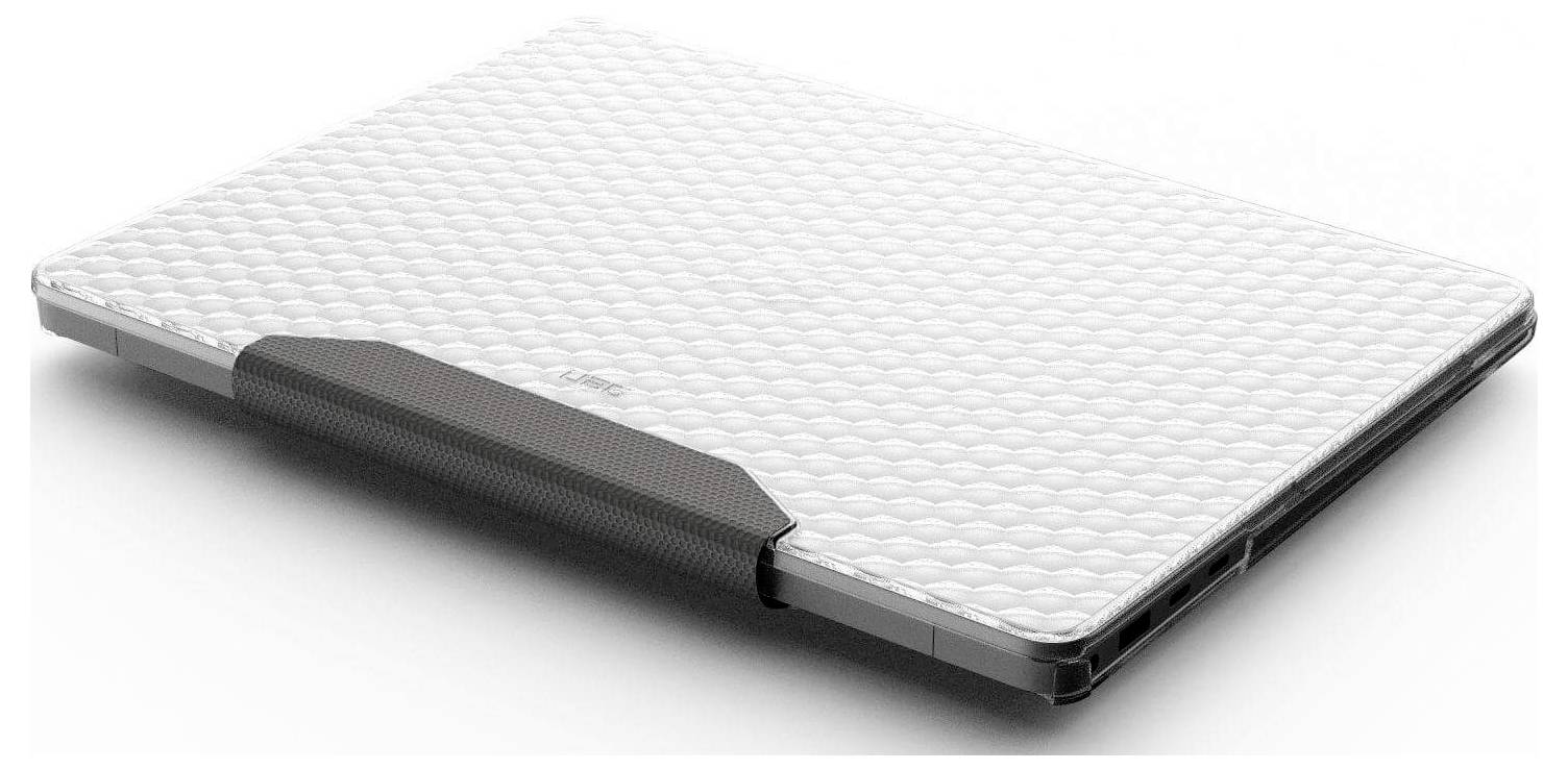 Zavřený laptop s bílým strukturovaným povrchem se vzorem a kovovou pantem umístěný na jednobarevném pozadí.