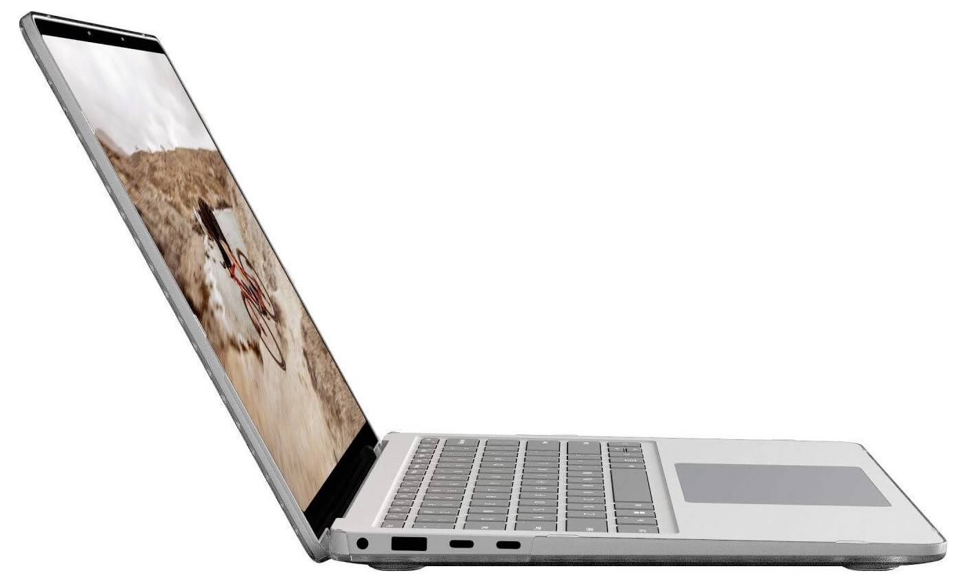 Stříbrný notebook je otevřený a zobrazuje na svém displeji pouštní krajinu s jízdním kolem. Notebook je pohledován ze strany, což umožňuje vidět jeho porty.