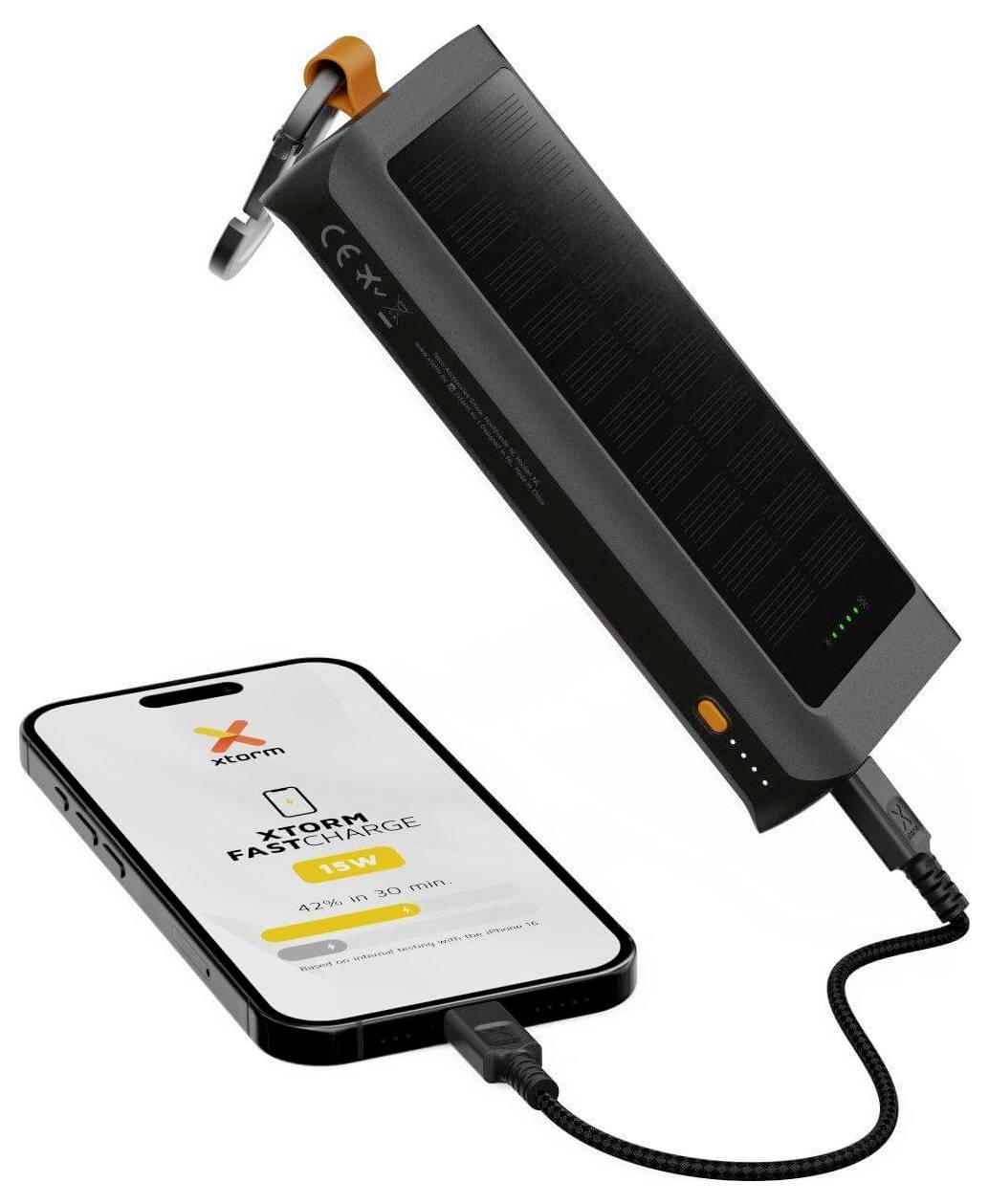 Solární powerbank nabíjí smartphone, přičemž na displeji zobrazuje „42 % za 30 minut", což zdůrazňuje rychlé nabíjení.