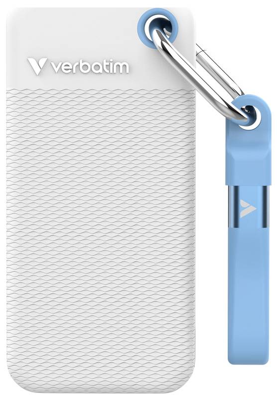 Detailní záběr na bílé přenosné zařízení Verbatim s modrým USB flash diskem připevněným na klíčenku.