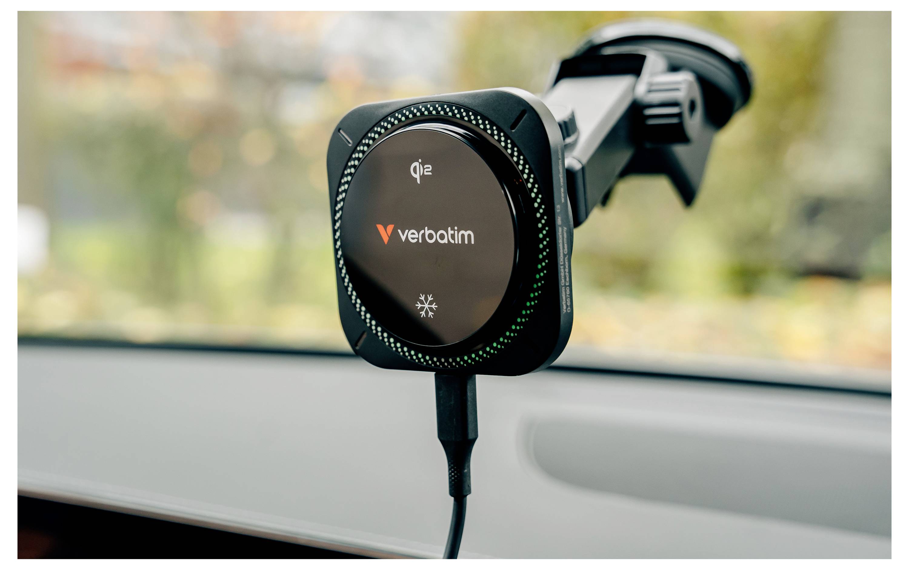 Bezdrátová automobilová nabíječka na telefon Verbatim Qi2 připevněná na čelní sklo s připojeným kabelem USB-C.