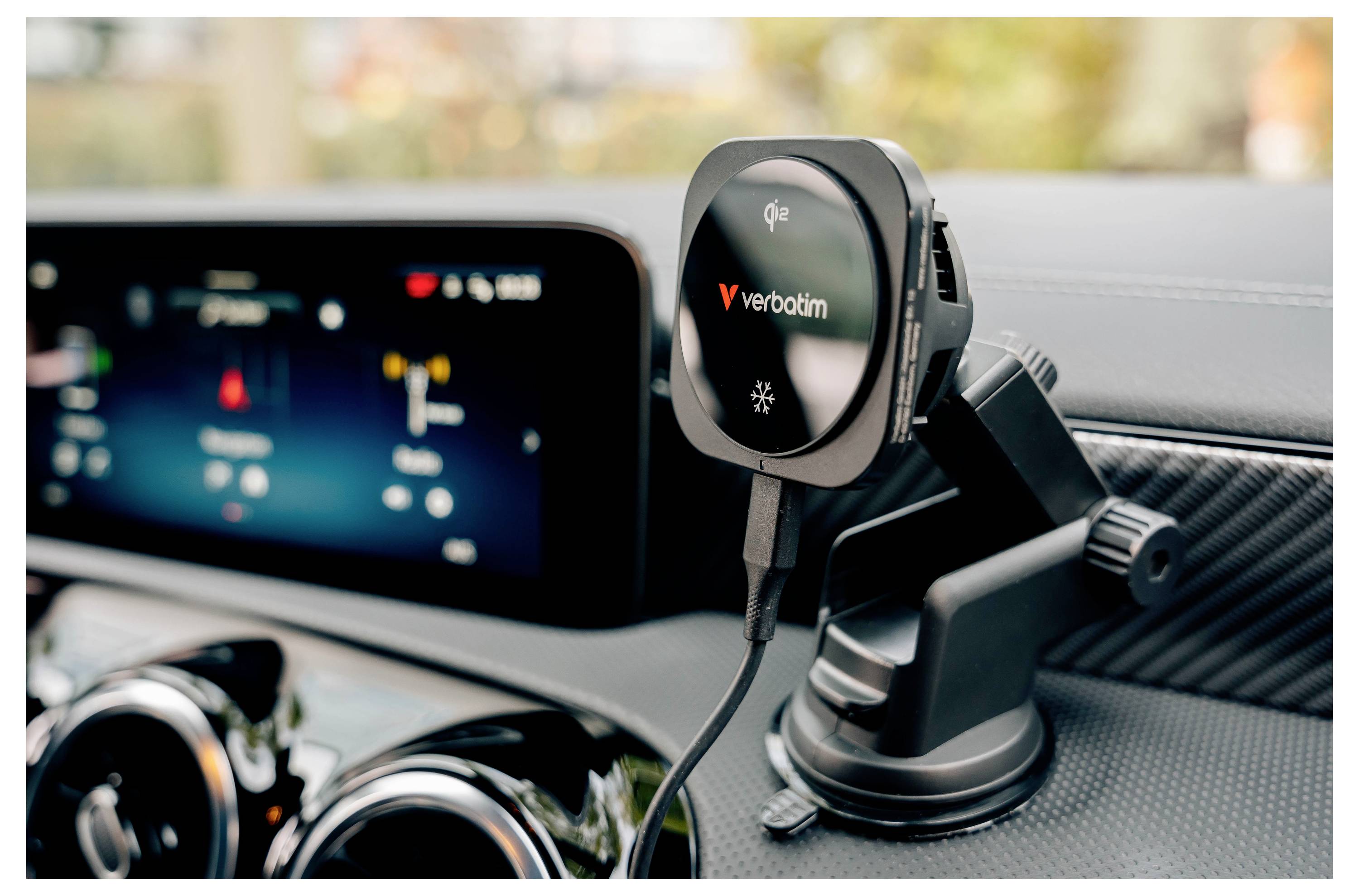Telefonní držák Verbatim připevněný na přístrojovou desku automobilu, který drží kabel pro nabíjení nebo navigační použití.