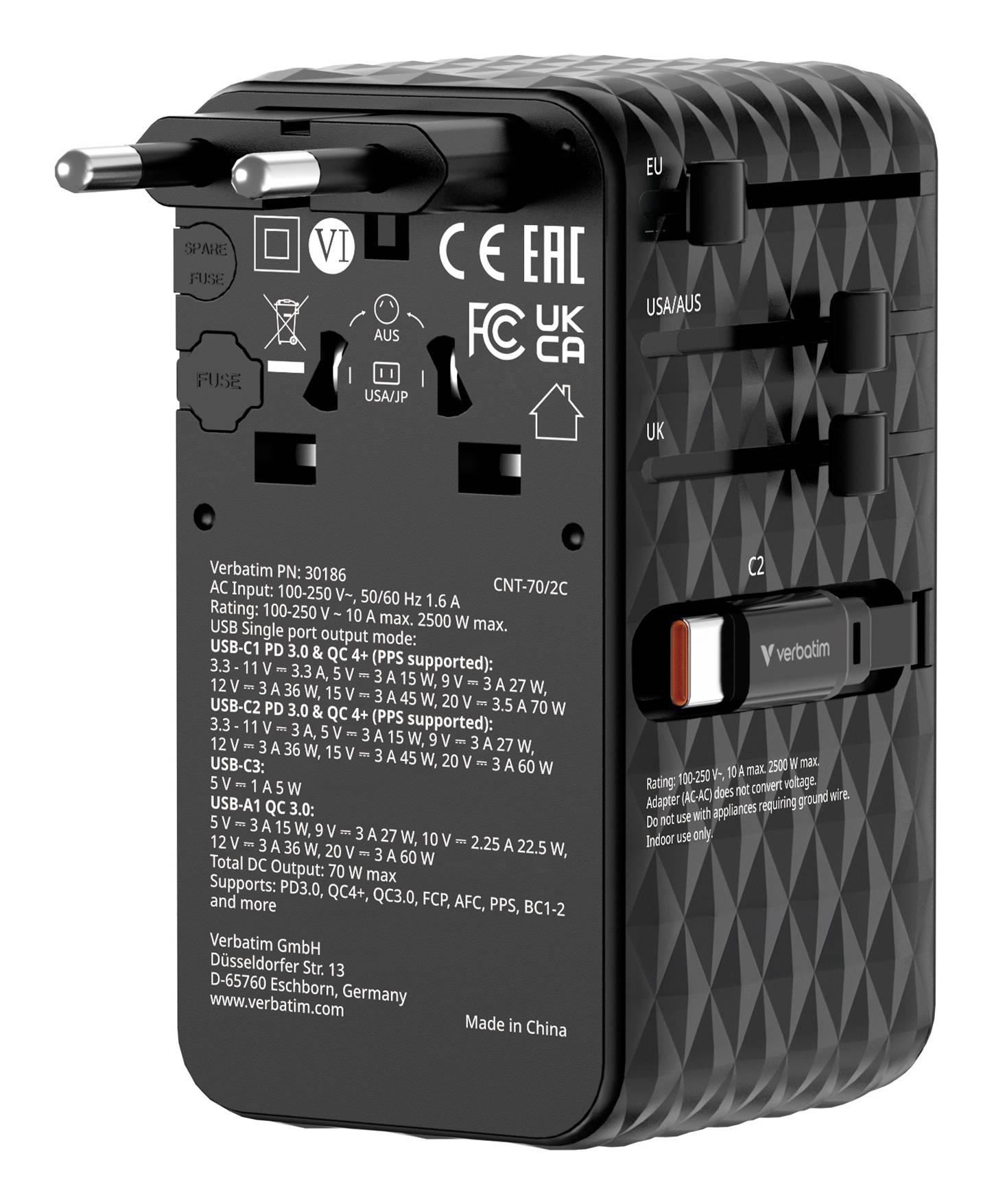 Černý univerzální cestovní adaptér Verbatim se zaměnitelnými posuvnými vidlicemi a více USB porty, zobrazený zepředu a zezadu s vytištěnými technickými specifikacemi.