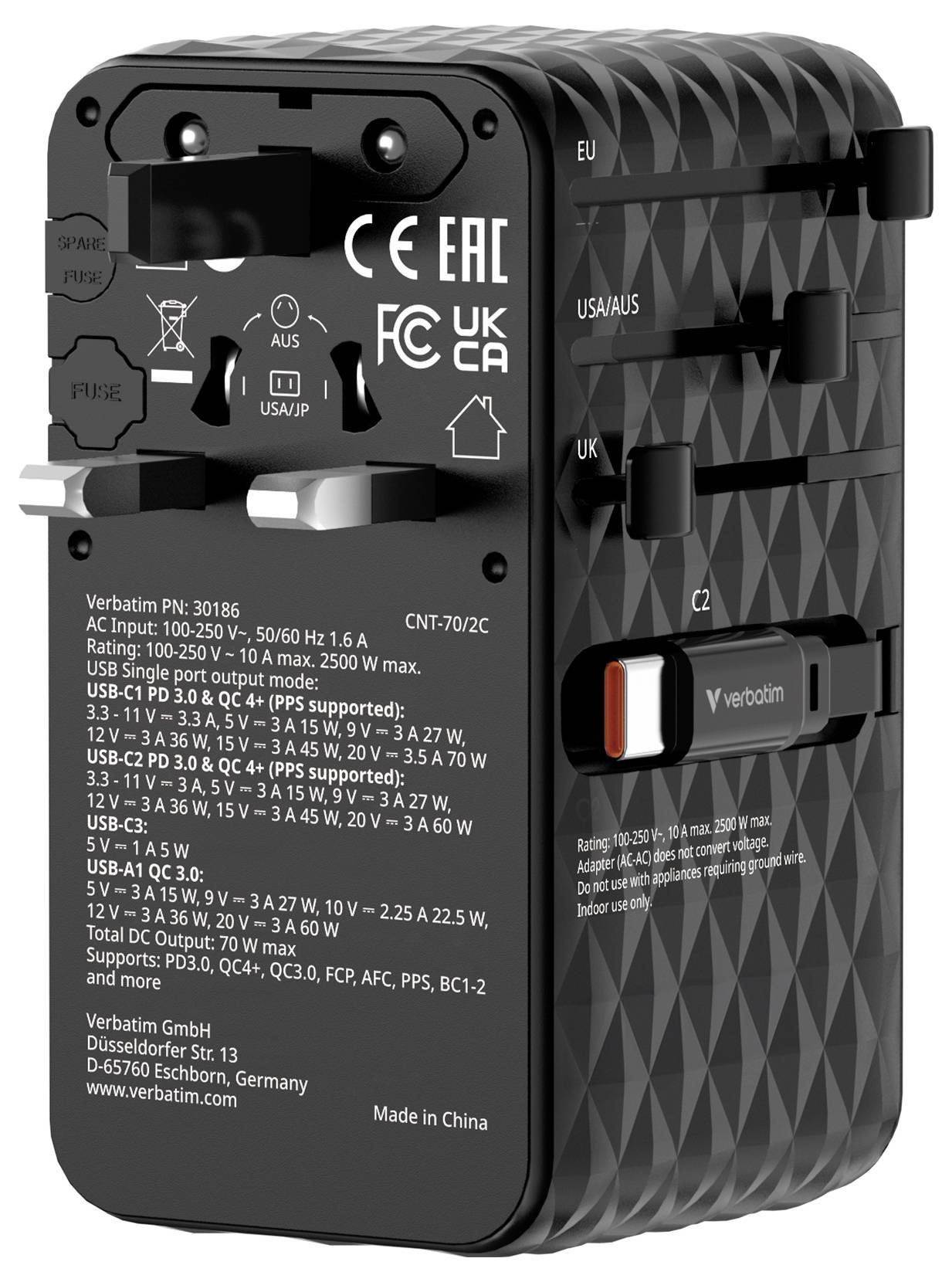 Černý univerzální cestovní adaptér Verbatim s posuvnými zásuvkami, porty USB-C a USB-A a štítky pro EU, UK, USA/AUS a USA/JP.
