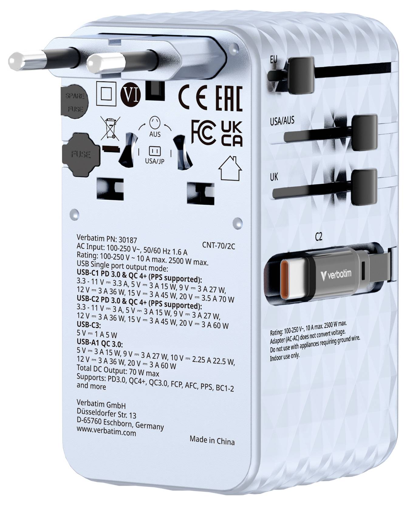 Univerzální cestovní adaptér se dvěma kolíky, více porty USB-C a USB-A a voliči zásuvek zemí označené USA/AUS, UK a EU.