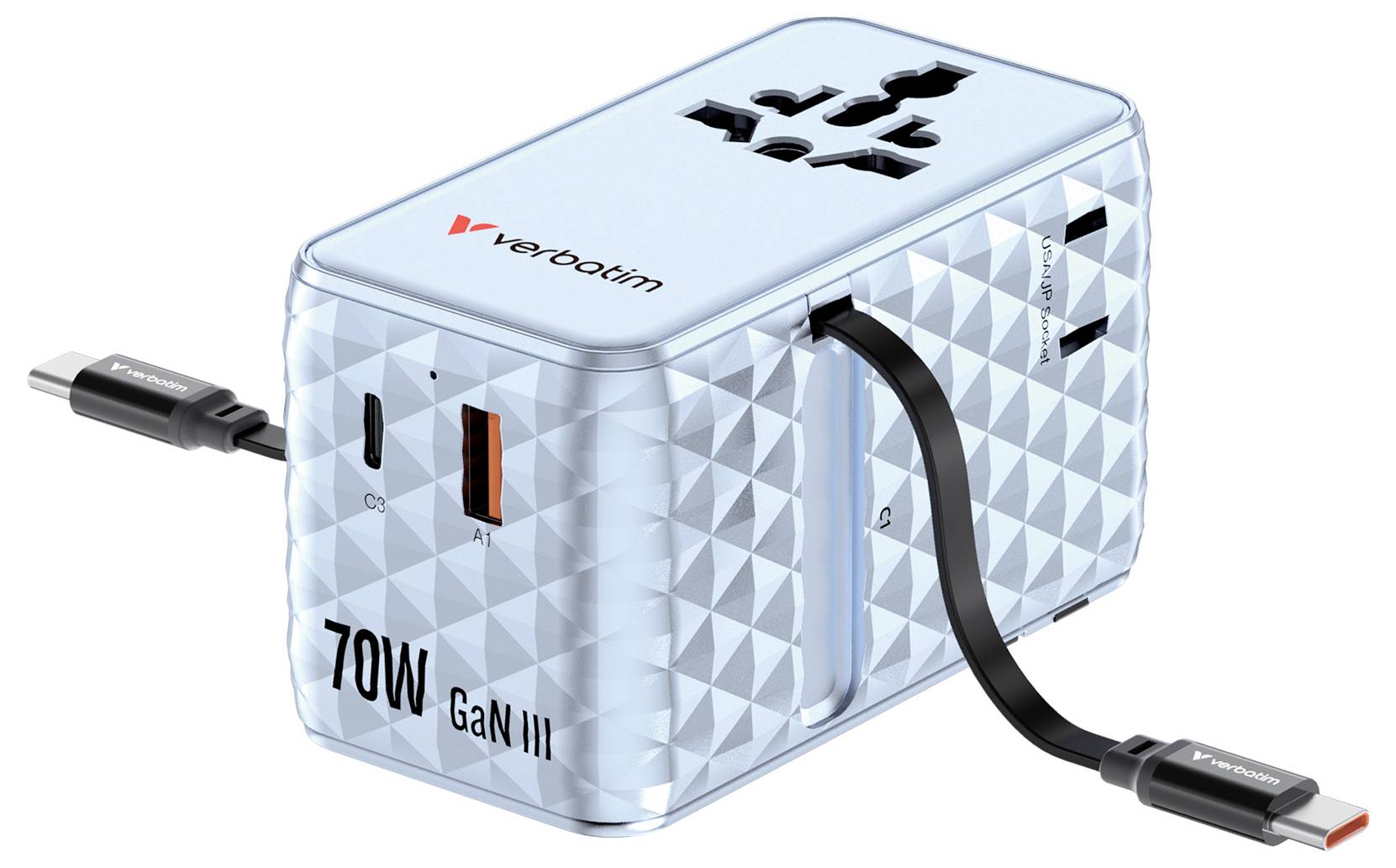 Adaptér Verbatim 70W GaN III na cestování s více zásuvkami AC a porty USB-C, zobrazený se dvěma připojenými kabely.