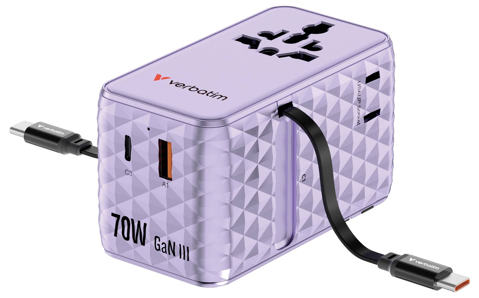 Cestovní adaptér Purple Verbatim 70W GaN III s univerzálními zásuvkami a porty USB, zobrazený s připojenými nabíjecími kabely.
