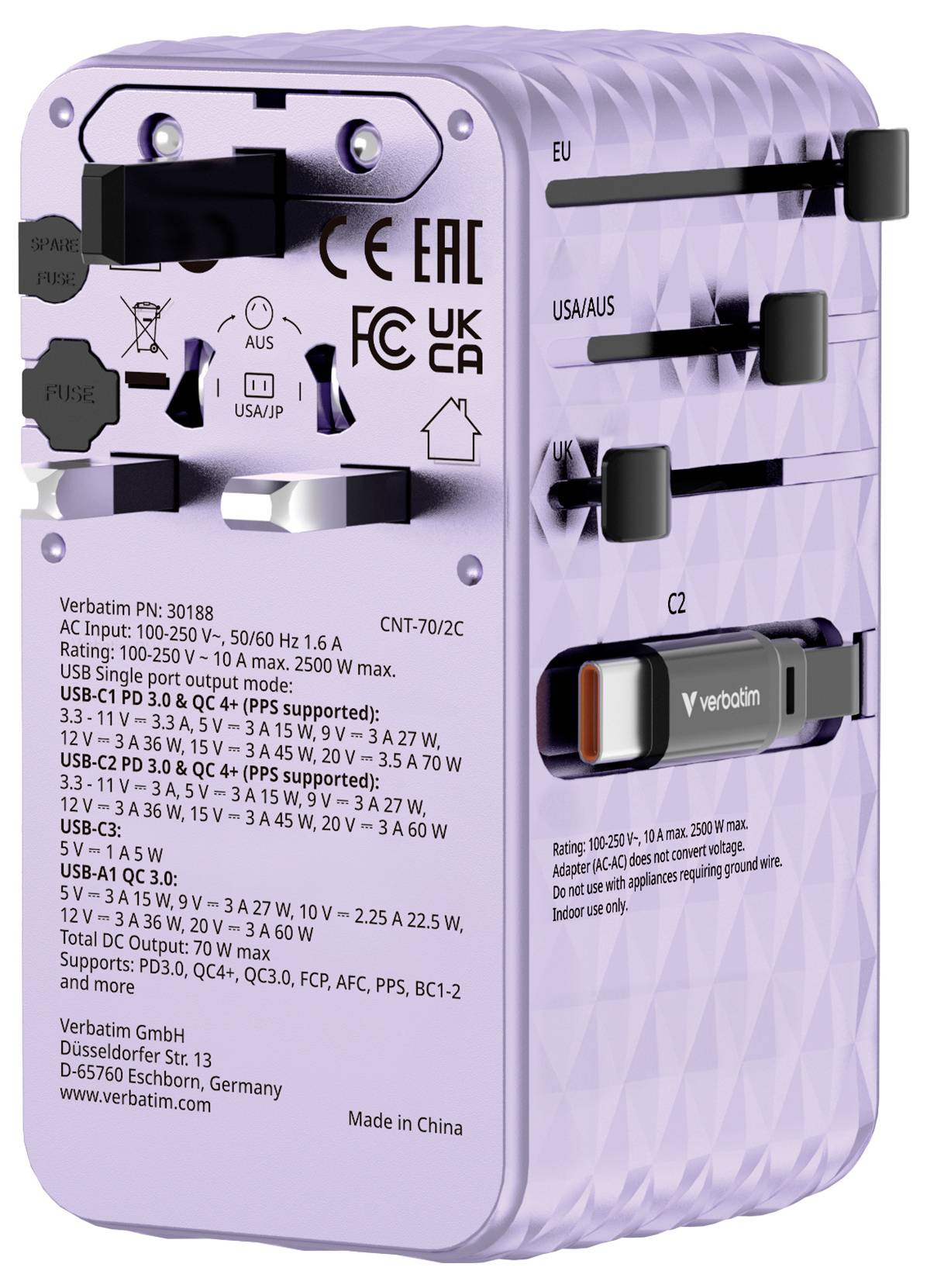 Fialový univerzální cestovní adaptér Verbatim s více typy zástrček a porty USB-C, označený pro použití v EU, USA/AUS a Velké Británii.