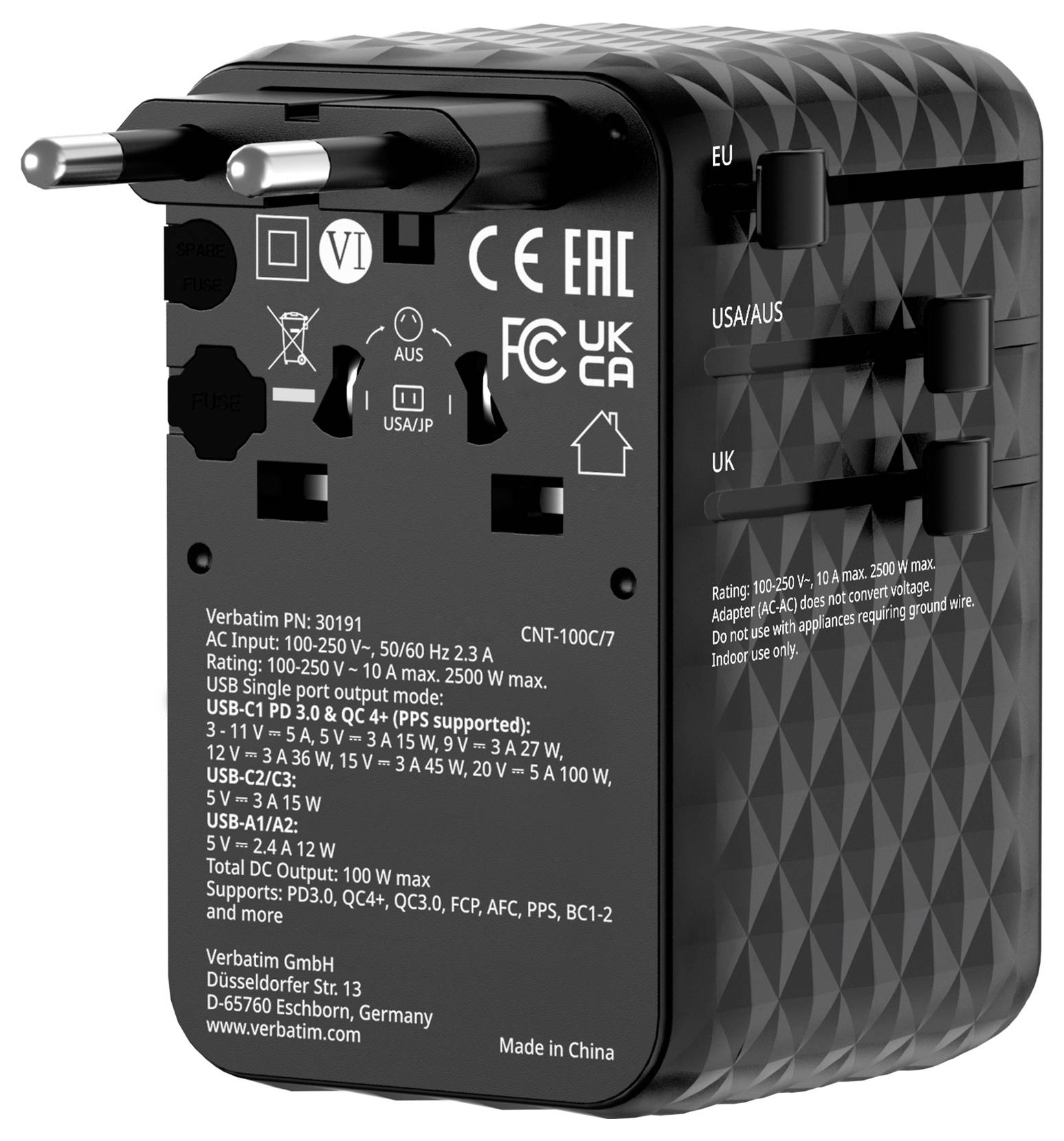 Černý univerzální cestovní adaptér s kolíky EU konektoru a posuvnými zástrčkami pro USA/AUS a UK, označený podrobnostmi USB-C a příkonem.